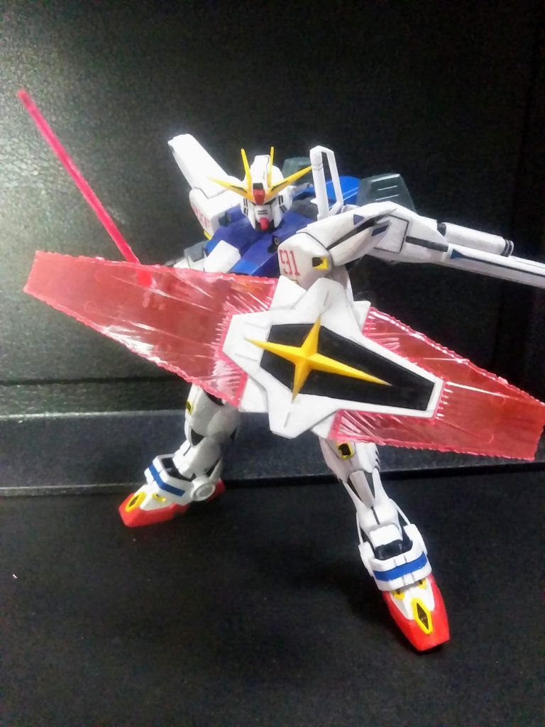 この機体は「アナハイム社がF 91 のデータ」を盗用😥                                   「RX ナンバーにて製作、試験運用等を行う」という展開のようですね😏 何時もの様に「ビーム サーベル & シールド」展開❗❗