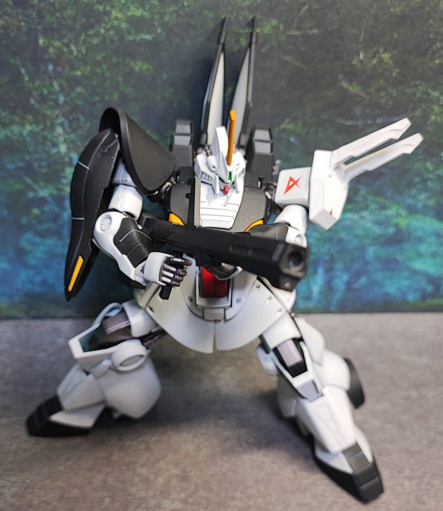 クレイ・バズーカ ポージング左手の平手で支えられるのでこの付属は輝きますね!左肩のウェポンラックにかけられるのも良し!