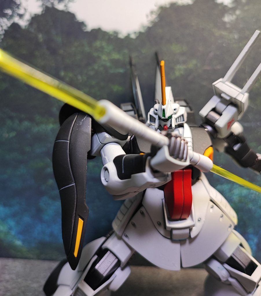 ビーム・ナギナタ ポージングホントはピンクで塗装したかったのですが生憎の塗料切れでそのままイエローです。