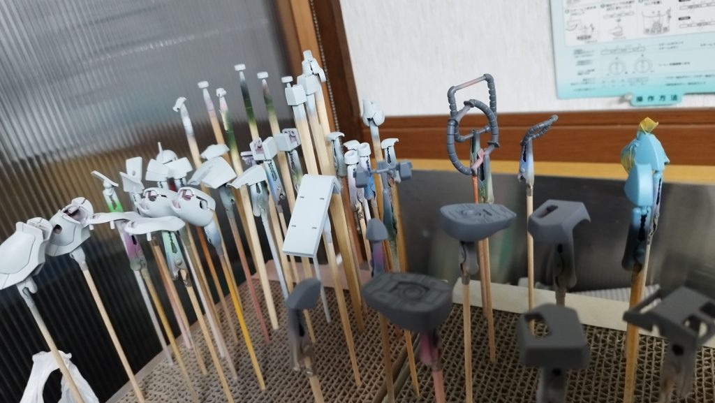 本体のグレー部とパイプのグレーは違う色にしてますが、区別付きませんでした。動力パイプの色はもっと黒くても良かったかなぁまぁ、柔らかパーツなので、塗装割れないか心配でしたが、、、