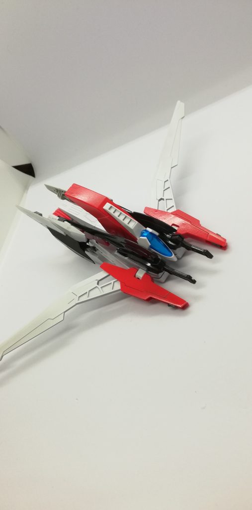 武装とシールドを搭載したバックパック兼支援機のウイングキャリバー。