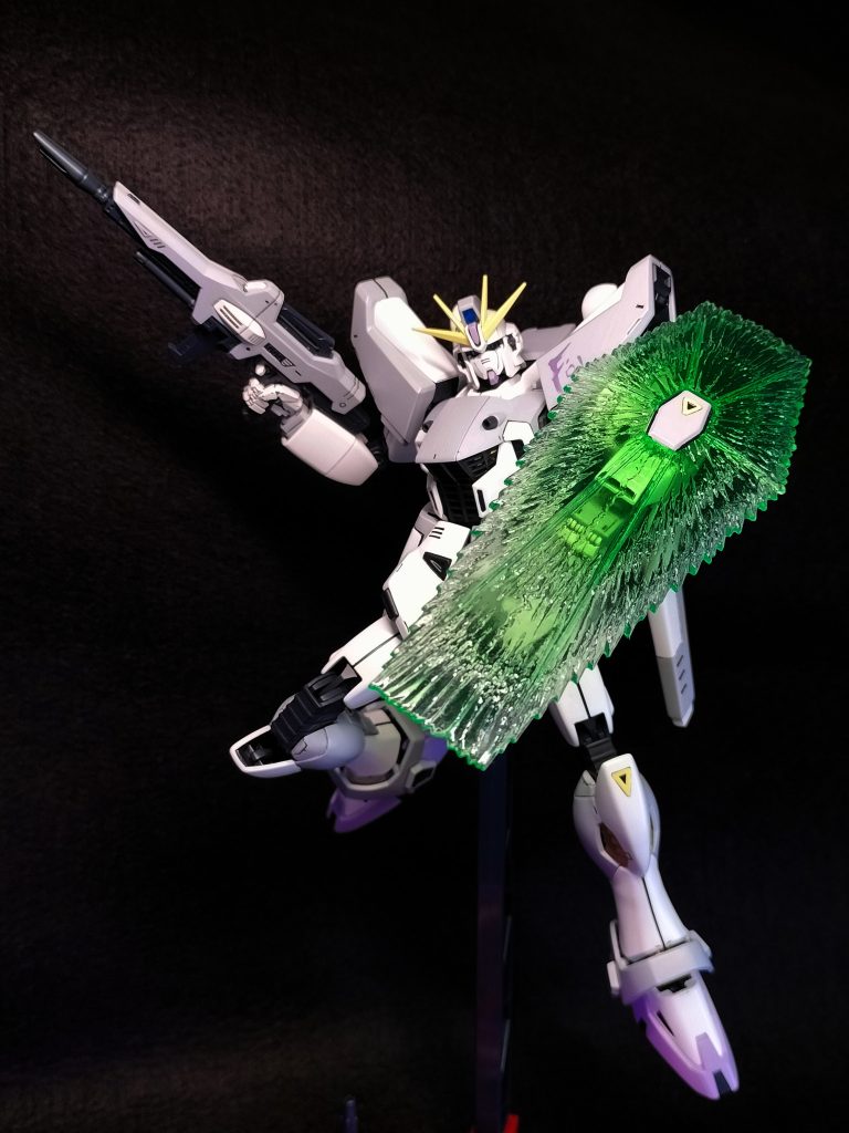 肩の形式番号はデザインが気に入らなかったので適当に手書きです。ビームシールドはこれまた不出来の子、無印1/100ストフリから頂戴し加工してグラデ塗装しましたがあんまり変わんない？？ 