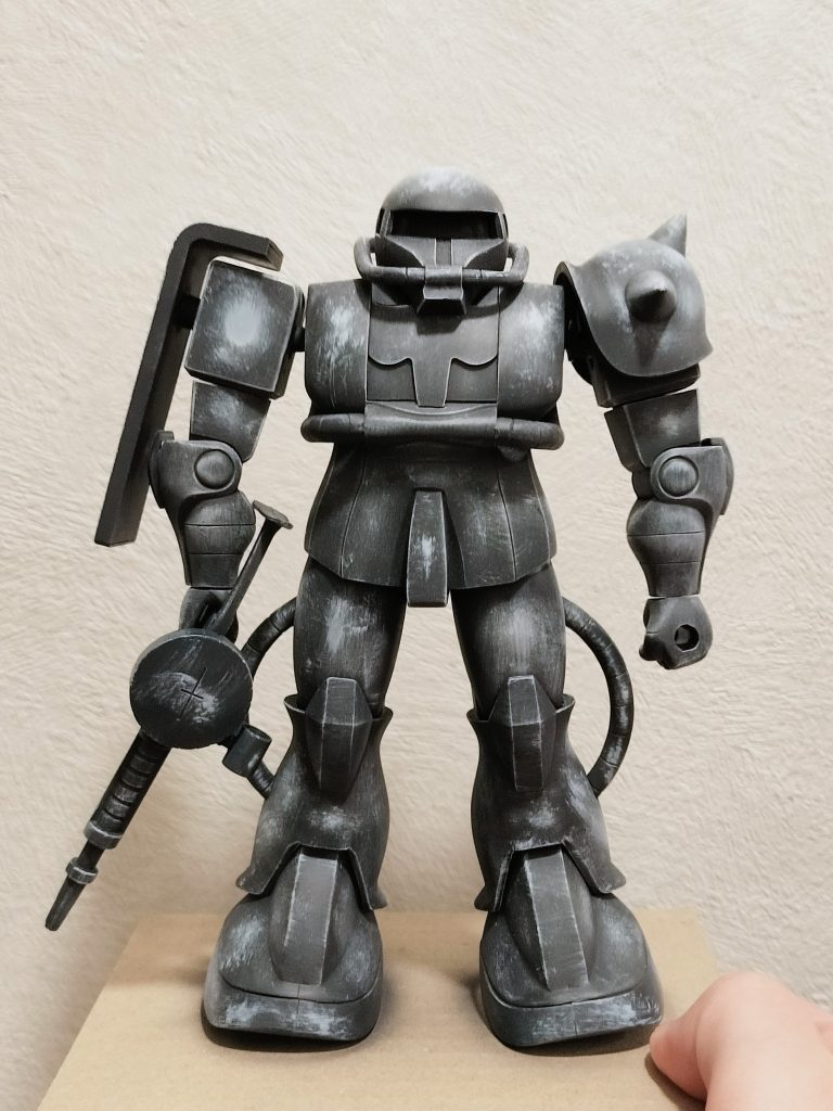 ここからアクリル絵の具での作業になります。光の当たりそうな部分に白をドライブラシした状態です。