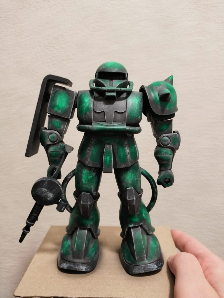 ここから基本塗装の開始です。陰になりそうな部分やエッジを避け、明るいグリーンを塗った状態です。