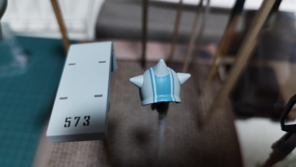 スパイクシールドは、マスキングで塗り分けてます。デカールはシールドの数字のみで