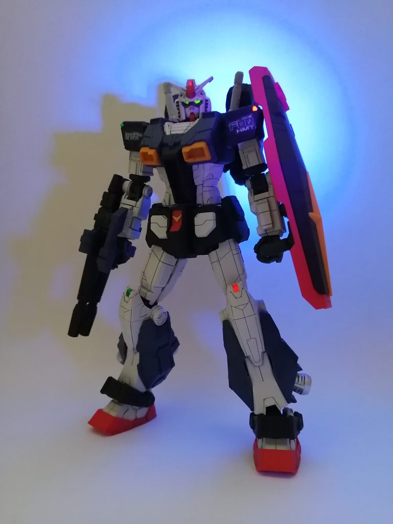 頭部カメラ・ツインアイ・肩のセンサー・ひざのセンサー・ビームライフルのスコープ・ビームサーベルは蛍光カラーで塗装しましたので、UVライトで発光します。最後まで見ていただき、ありがとうございます😸