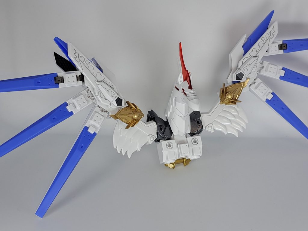 ファンネルコンテナ。元の天翔竜 孔明νガンダムのキットをベースにνガンダムヴレイブなどを使用。孔明νガンダムの鳥(?)がヤクトドーガの頭風でイマイチだったので、「アムロはペガサス(星矢)だろう!」とペガサス風に。