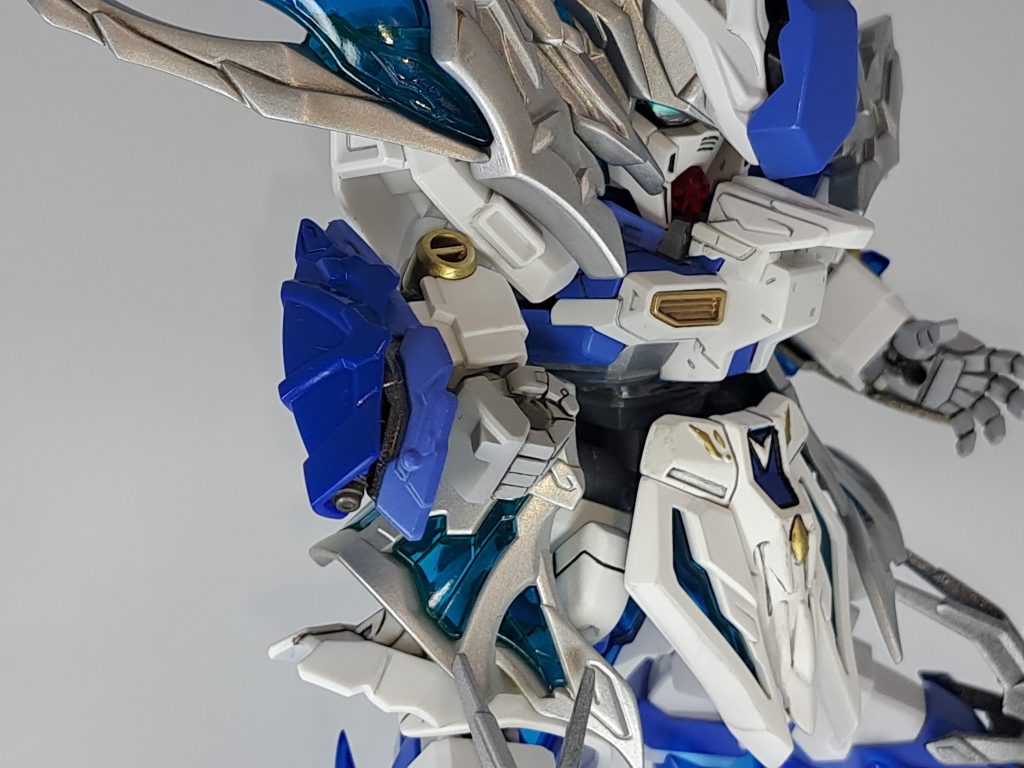 元々はカバーが開いて銃口が出てるイメージでしたが、上のパーツの色を塗り忘れました。