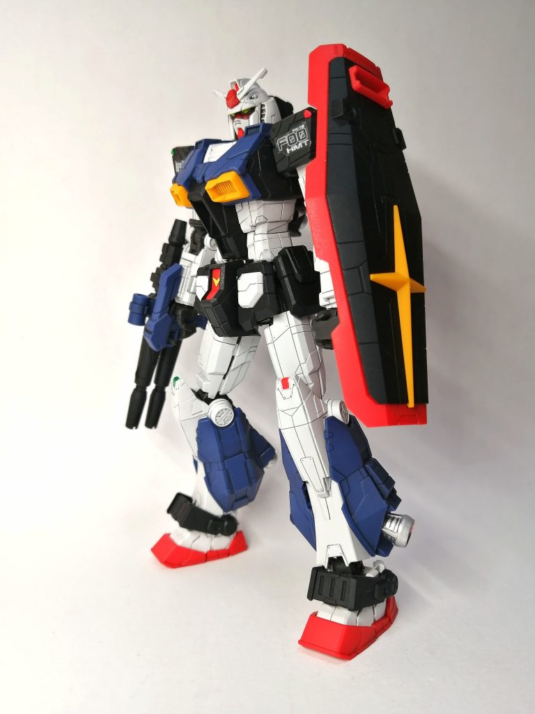 レフトサイドビュー。今回の部分塗装はツインアイ等とバーニアのみです。