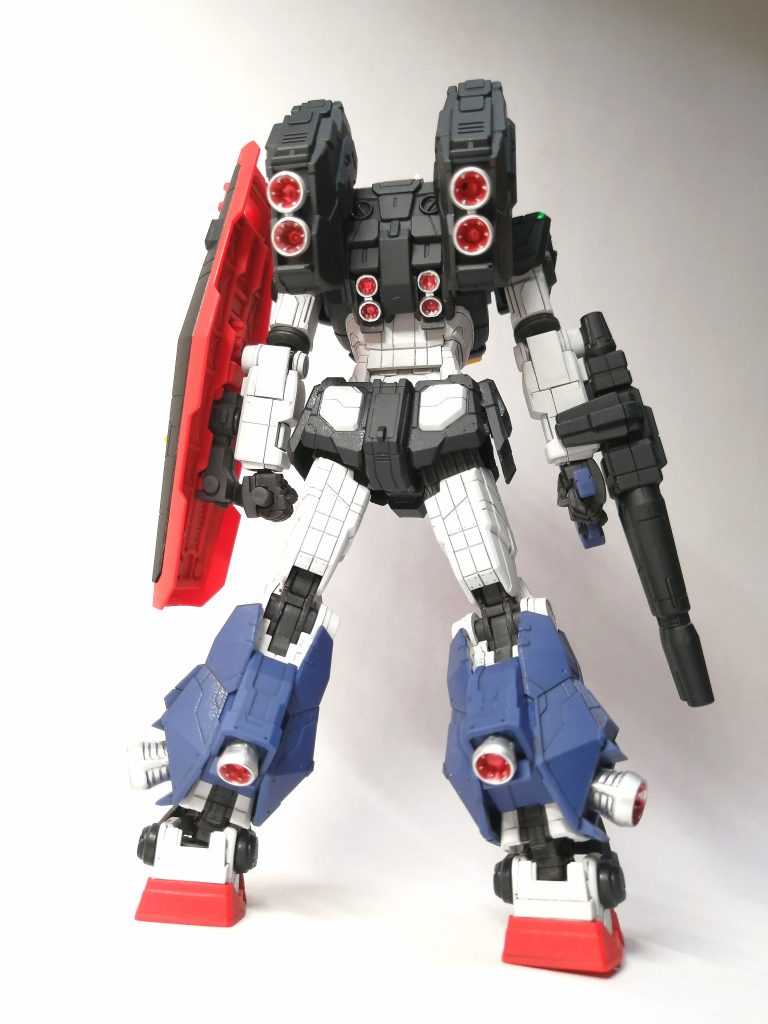 このガンダムはリアビューがかっこいいですね😄バーニアはシャインシルバー、バーニア内部はメタリックレッドで塗装しました。