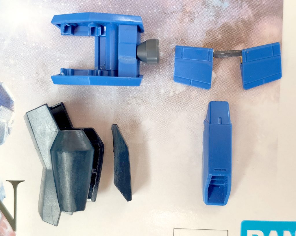 肩と脹脛の外装は後ハメ加工済み。フロントアーマー?は固定式だったので可動式に改修済みでした。