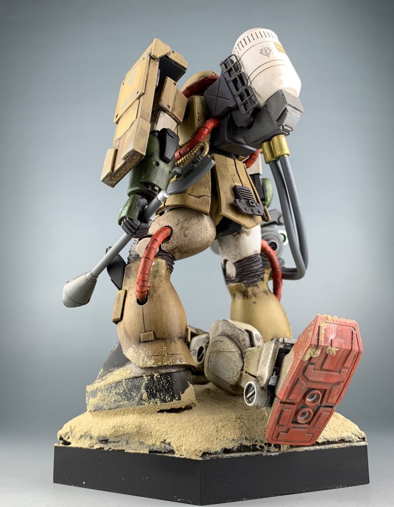 武器はジャイアントガトリングを使用しています。バックパックにタンクを固定。ホームセンターで売っていたコードを用いてタンクとガトリングを接続しています。