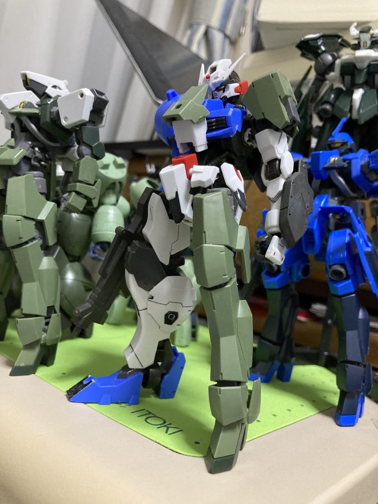 元々はグレイズのパーツを使っていたのですが、シュバルべがほぼそのまま組まずに積んであったのでそっちで組み直しました。青色が統一されたのと、右腕の応急処置っぽさがめちゃくちゃ気に入ったので良かったです。でもグレイズの緑色で色が統一されてないのもThe改修機って感じがして好きでした笑