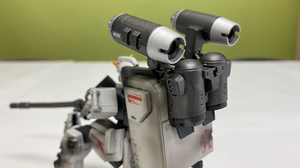 穴を開け、接着剤のみです。