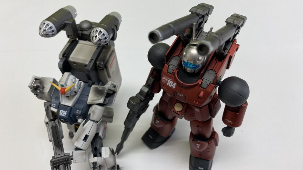 2体並べてみました。陸戦型ガンダムの背中に余ったガンキャノンの武器を付けました。