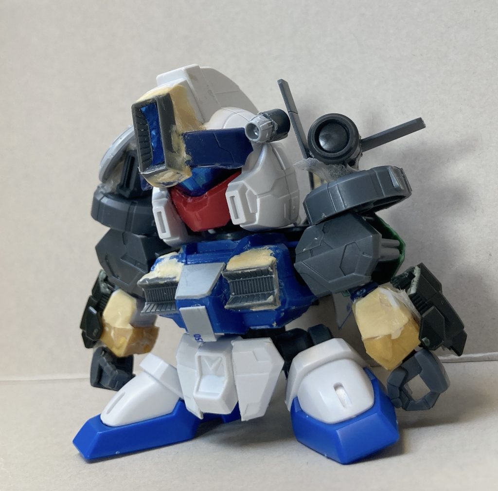 サフ前 使ってるパーツがわかりやすいと思います。今回はBB戦士初期のスタイルを、最近のキットのミキシングで再現することがテーマでした。素体はSD EXガンダムと、黄忠デュナミス、頭はビルドバーニングです。計器類は手持ちのジャンクパーツから流用してます。