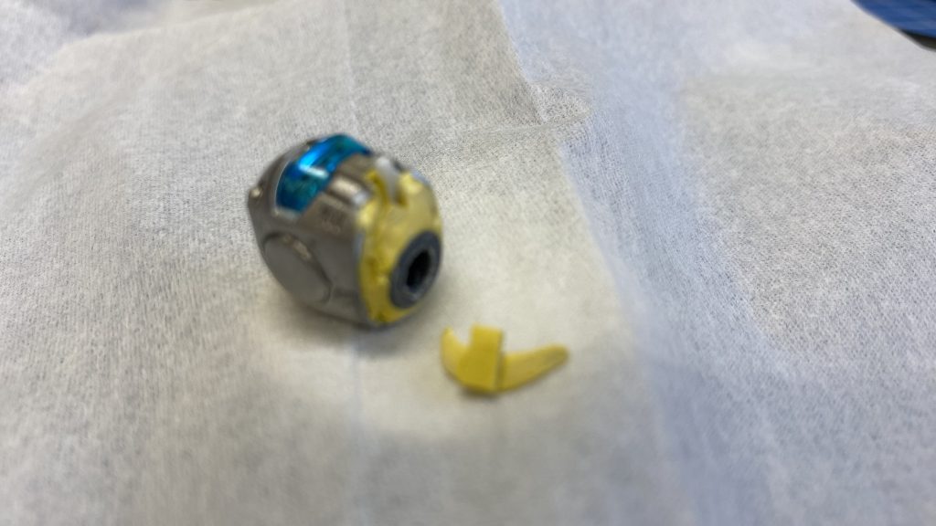 パテで作成しました。元の部品が分からないので取説の写真見ながら作成しました。