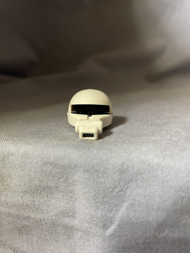 頭も上半分の下側を1mm削ってモノアイスリットを狭くしてます。モノアイはHアイズに変えました