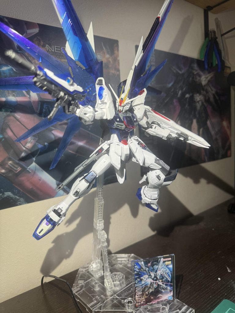 ホワイト部分はクリアシルバーウィング部分はアメシストパープル細かい部分をトパーズゴールドで塗装し、光沢トップコートで仕上げました。一部蛍光クリアを使用しましたが、ブラックライトがないので、どのような仕上がりになっているかわかりませんでした。ご覧いただきありがとうございました😊