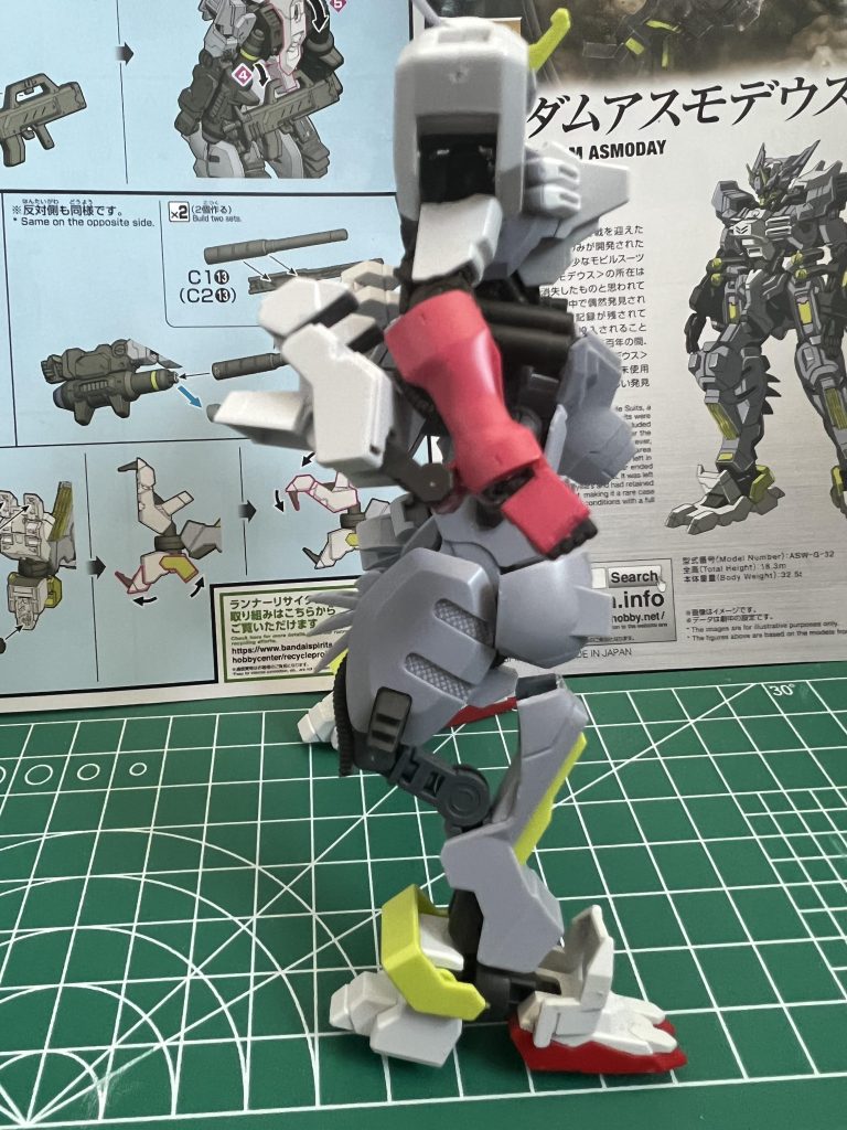 獣脚にする為、脚はフレームを切って多重関節に