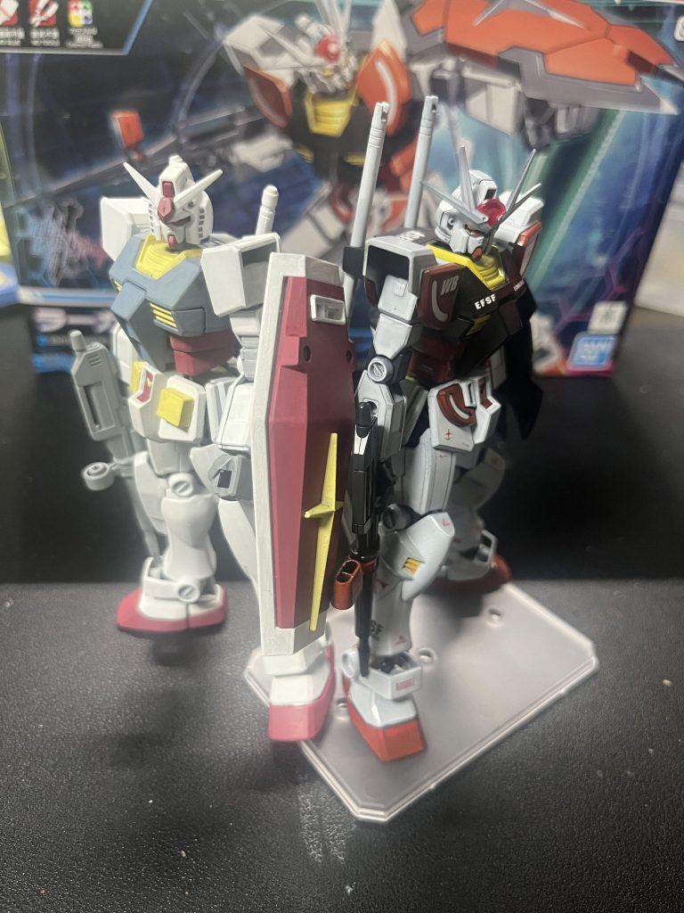 EGガンダムとの比較です。こっちはシタデルなので、つや消しです。