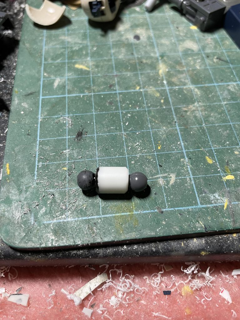 足の甲とアーマーが、かなり干渉してコスれる印象があったので、足首パーツを3mm延長しました