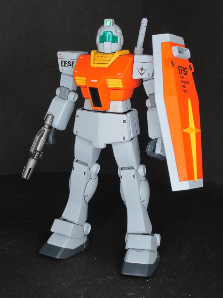 肩と胸のパーツを差し替えて、ジムⅡやジムⅢの色配置としてみました。