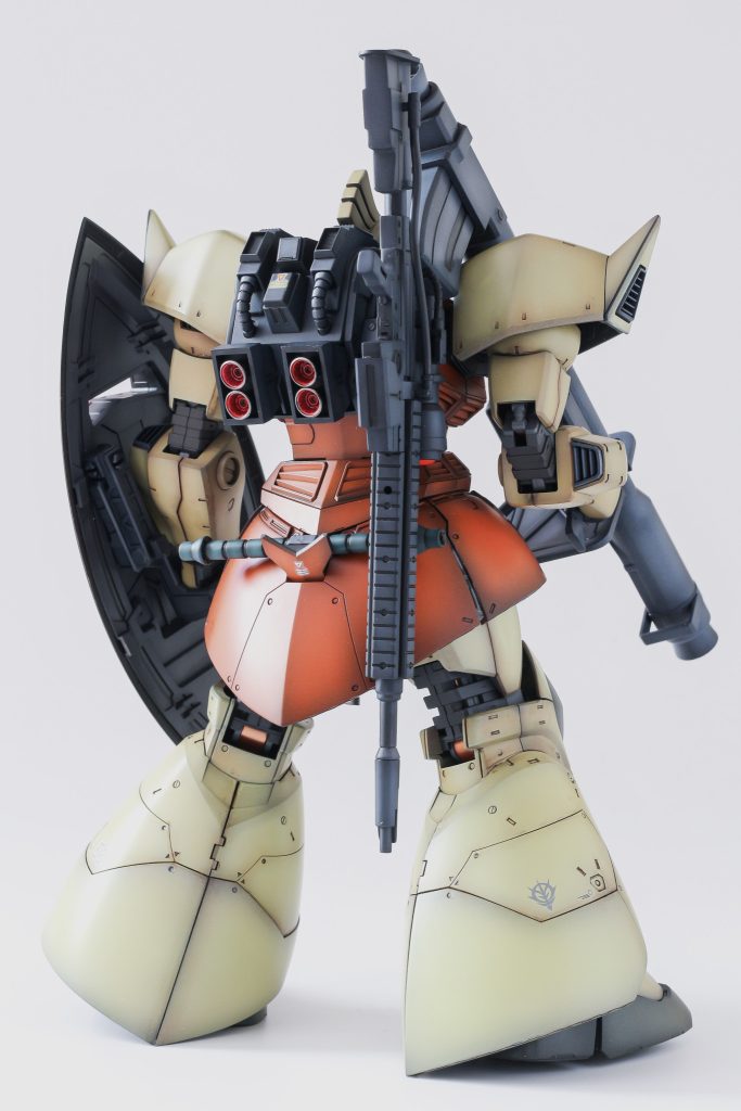 ラケバズMGドム1.5を積み中なのですがこれを製作したらジャイバズ持ちになるのでラケバズが余るなと前々から思っていましたゲルググならラケバズ似合うのではないか？ラケバズと言えば地上戦だろ！どうせならバックパックと試作ライフルもつけてあのカラーにしちゃえ！ということから今回「ゲルググ(陸戦仕様)」と銘打っての製作になりました