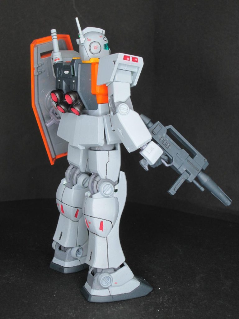 ボディはオレンジ、イエロー、明灰白色、足と指先はネイビーブルー、関節はニュートラルグレー、バーニアとスラスターはアクリジョンのベースレッドをそれぞれ使用し筆塗りしました。