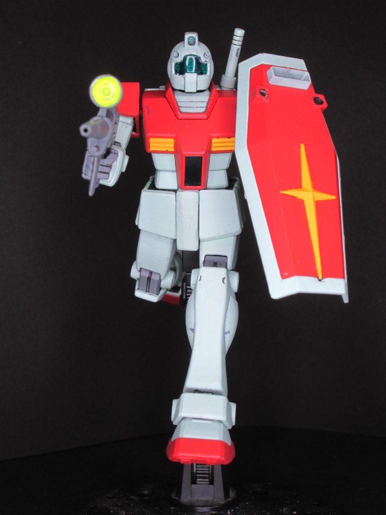 ２９話「ジャブローに散る！」でアムロ・レイに「やめろ！うかつに近付くんじゃない！」と言われたGMさん。この時のシーンで左右中央と３分割になってる様にフロントスカート部分に線が入ってました。