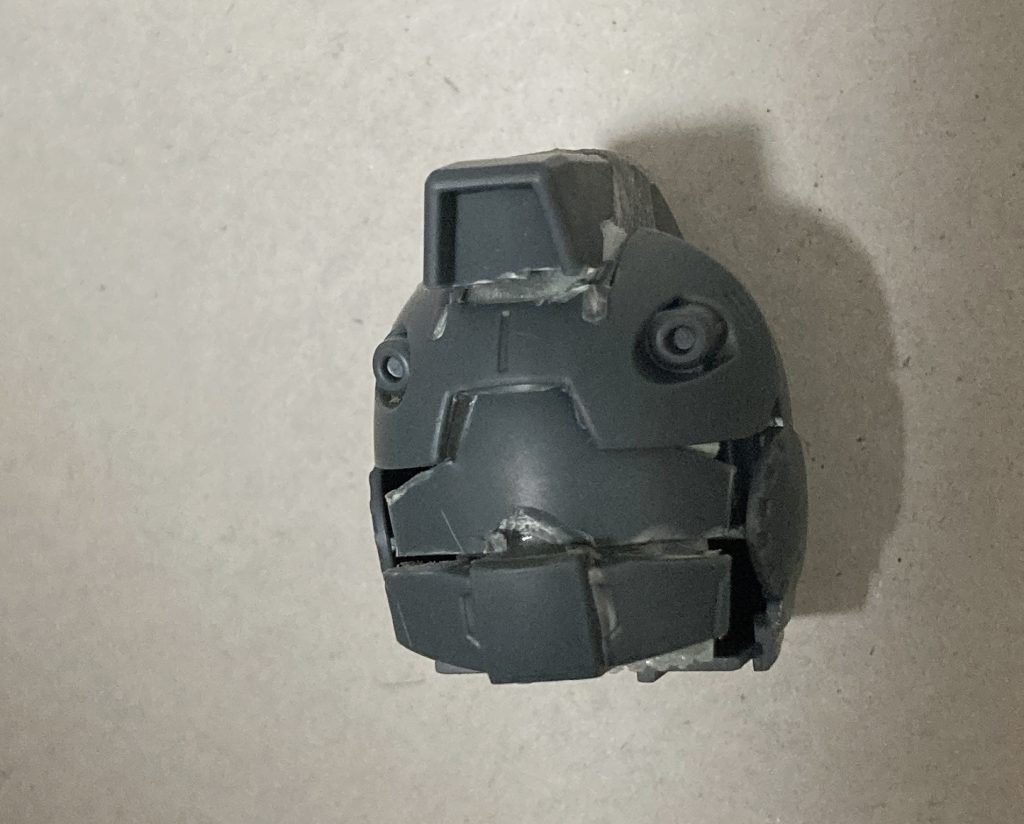 SD仲間のアドバイスをもらって、マゲのカメラを切り詰めたり、ゴーグルを平たくしたり、マスクを整形してつり目の印象を和らげたりしました。