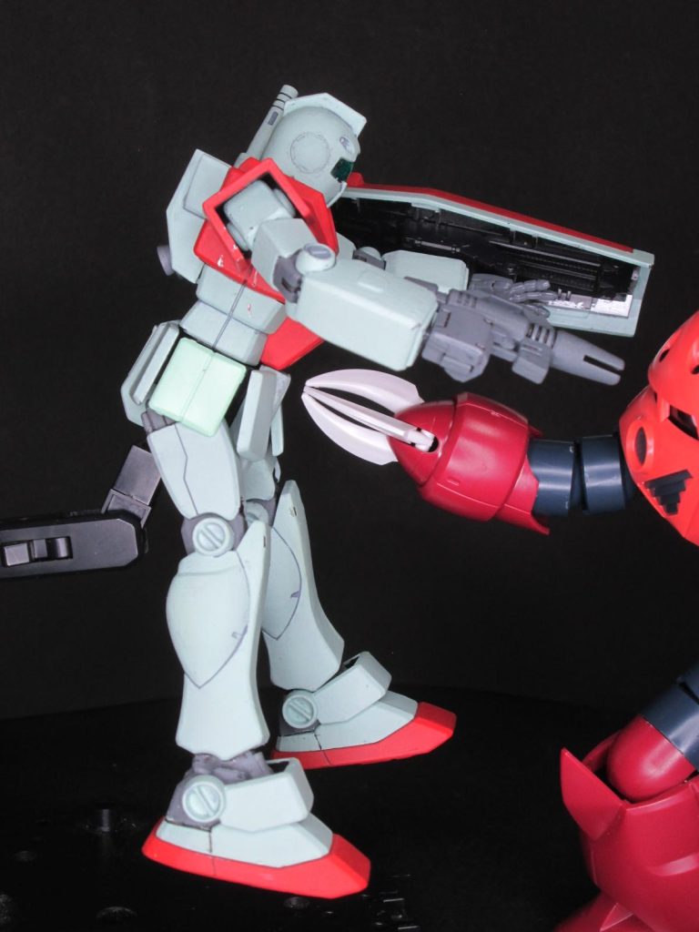 シャアズゴックに腹部を貫かれた直後。ライフルからスプレーガンに瞬時に持ち替えて、かついつの間にかシールドさえ持ちなおしていたGM。シャアより早い身の熟し（笑）腹部に穴を開けるのが、もったいなくて出来ませんでした (^^;)一連のこのシーン、放送ではたったの１５秒の出来事だったんですね。改めて見直して、時間の短さにびっくりしました。