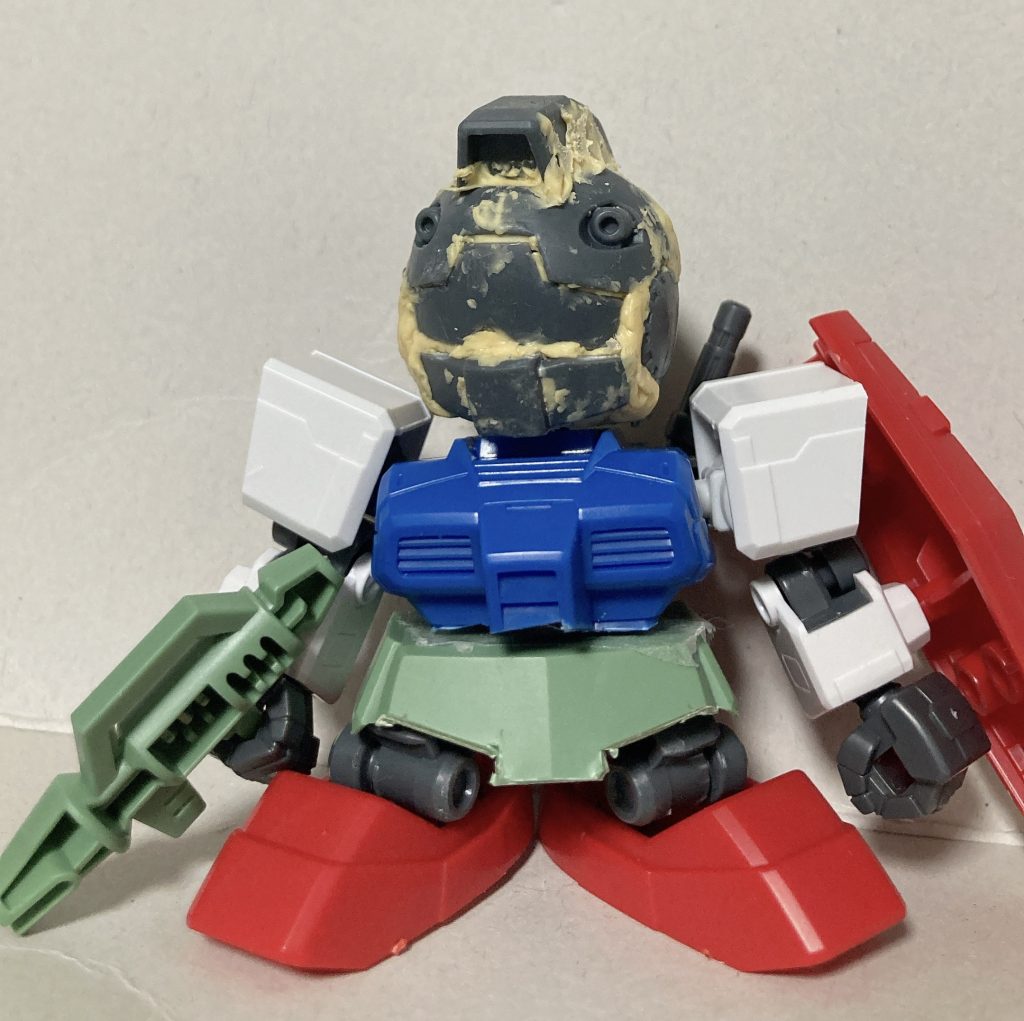 当初は二等身で作るつもりでしたが、どうも腕が大きすぎる。