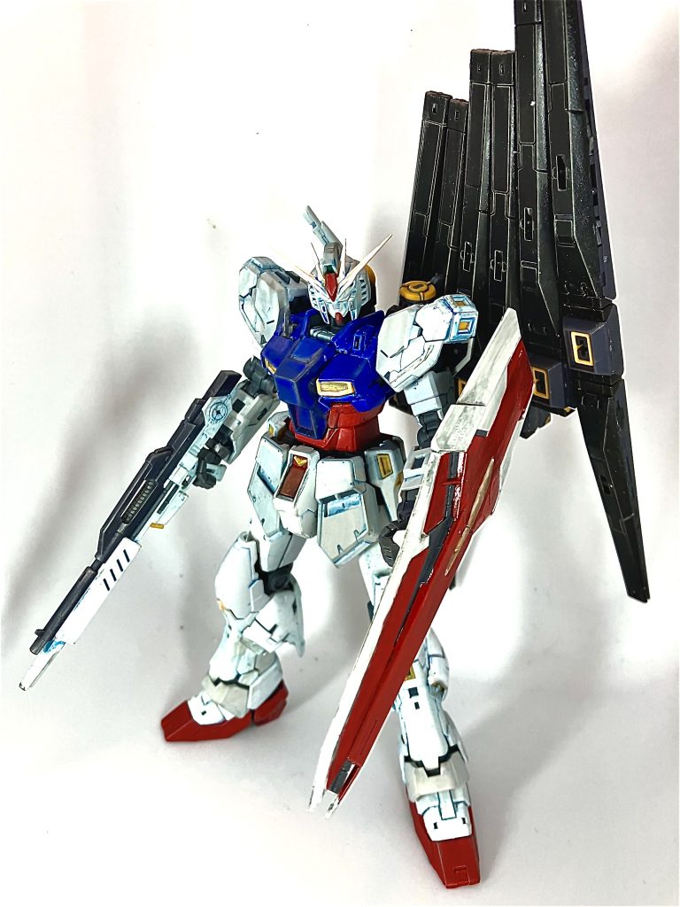 アムロもシャアもファンネルを見てかわしてるわけじゃないので、色は何でもいいんですが、パッと見何の装備もしてないように擬装してみたりするのも面白いかも。フィンファンネルはデカいので、少しでもカモフラージュの意味で黒塗装。