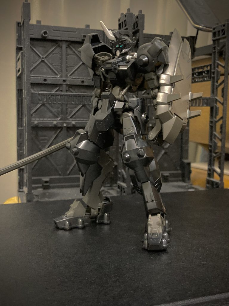 ガンダムオロバスウヴァルとの姉妹機として八咫烏に所属するガンダムフレーム。外装はウヴァルから流用されているため共通パーツが多く使われている。