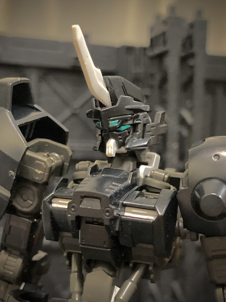 センサー類がウヴァルと異なり緑系にして区別されている。ウヴァルにあるトサカや大きい頭部パーツは廃され、代わりに特徴的な1本角が設けられている。(別に割れて覚醒したりはしない。)