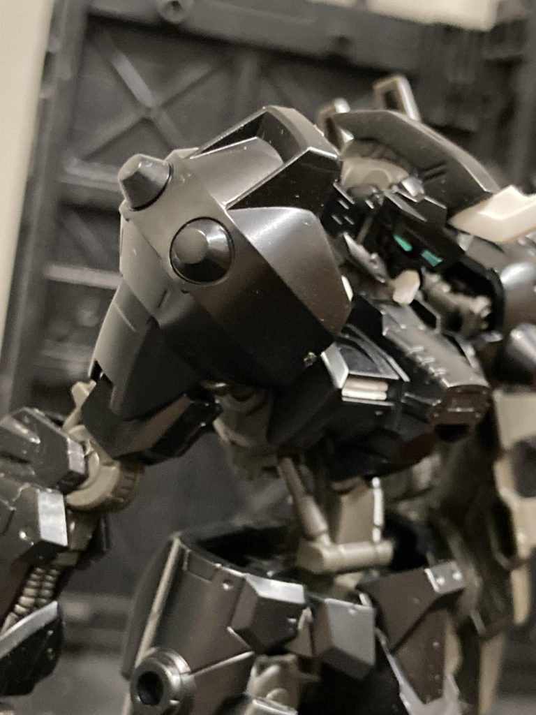 片方の肩部アーマーは膝のスパイクアーマーを使用している。(バルバトスのシール発色良すぎる)