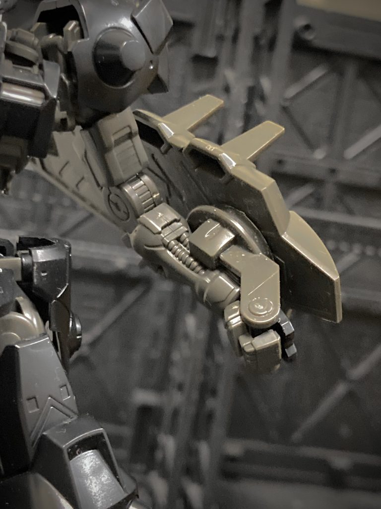 ウヴァルも起用しているスパイクシールドを左腕に構える方式に変えた。左腕はフレームがむき出しであるためにこの方式をとっている。