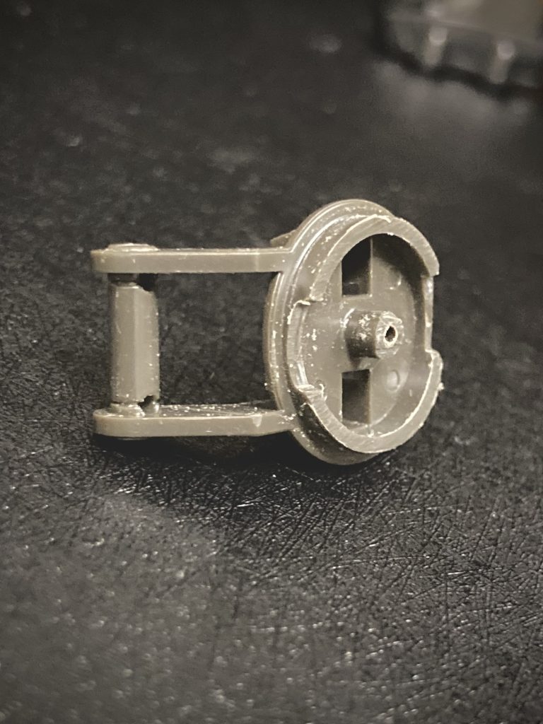 (ウヴァルに付属するシールドの基部を削っただけのお手軽改造です)