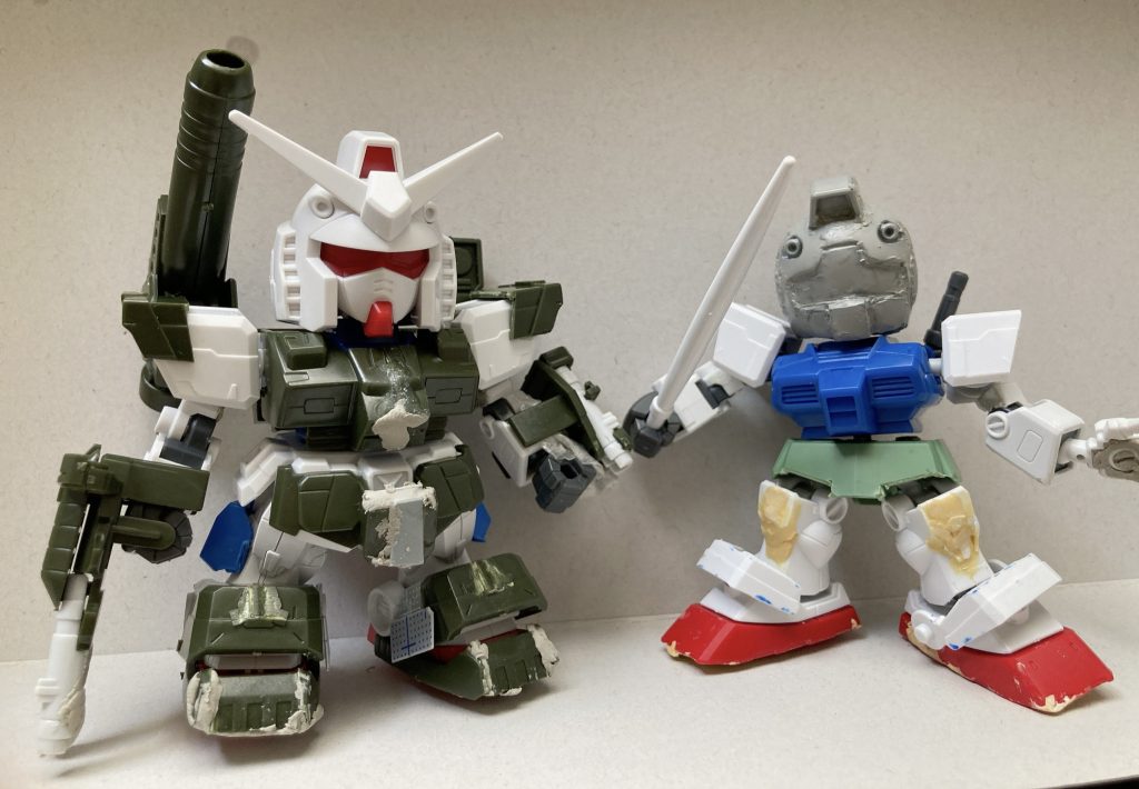 なのでクロスシルエットのガンダムの足を持ってきました。隣のフルアーマーガンダムはいつか完成させる…かも。