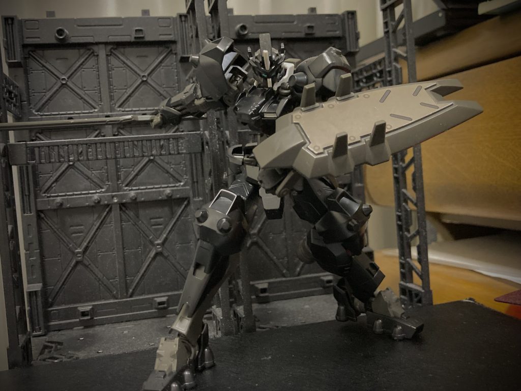 武装はウヴァルと共通している。そのため単独行動している時の基本性能はもちろんだが、共同作戦の場合高度な連携攻撃を可能とする。