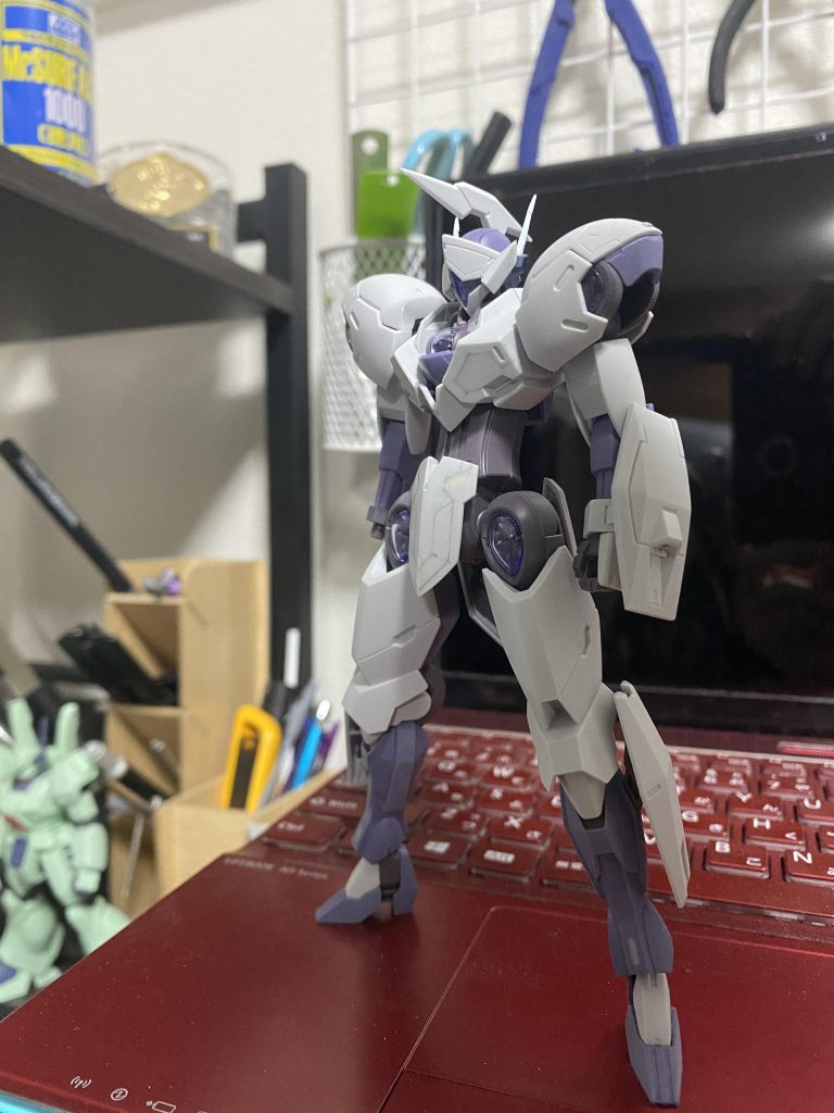 上半身とフンドシ部のスジボリ案このときは頭のアンテナは左右に配置してました。