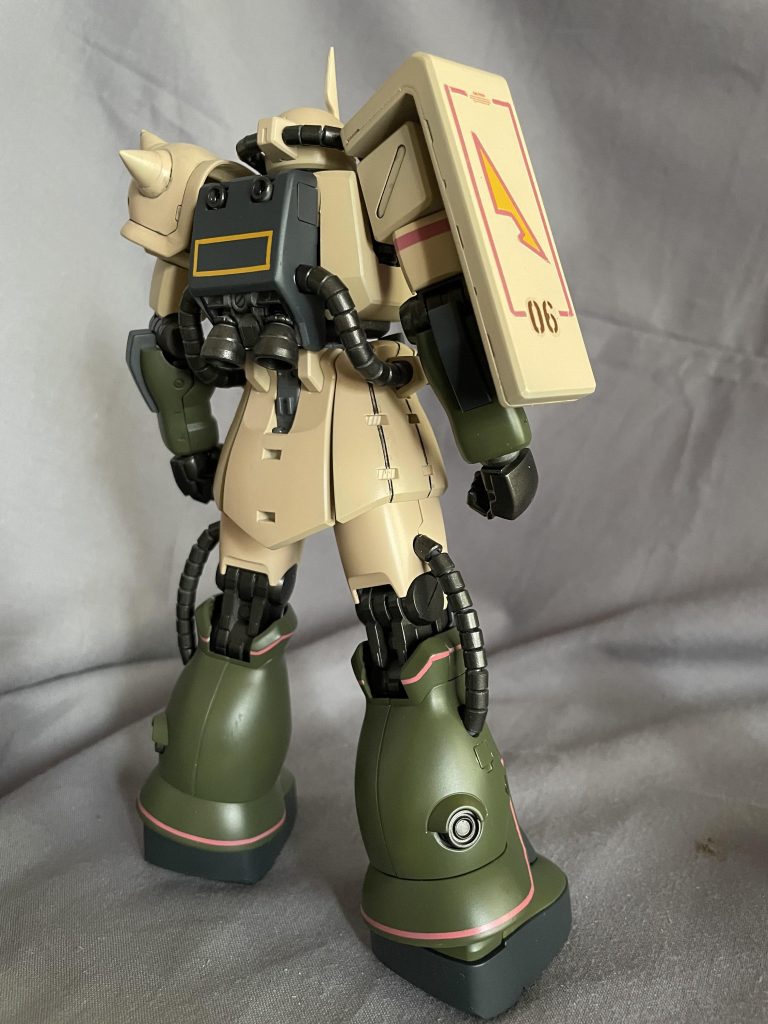 リアビューですカラーリングはデザートザクっぽいパターンにしてみました