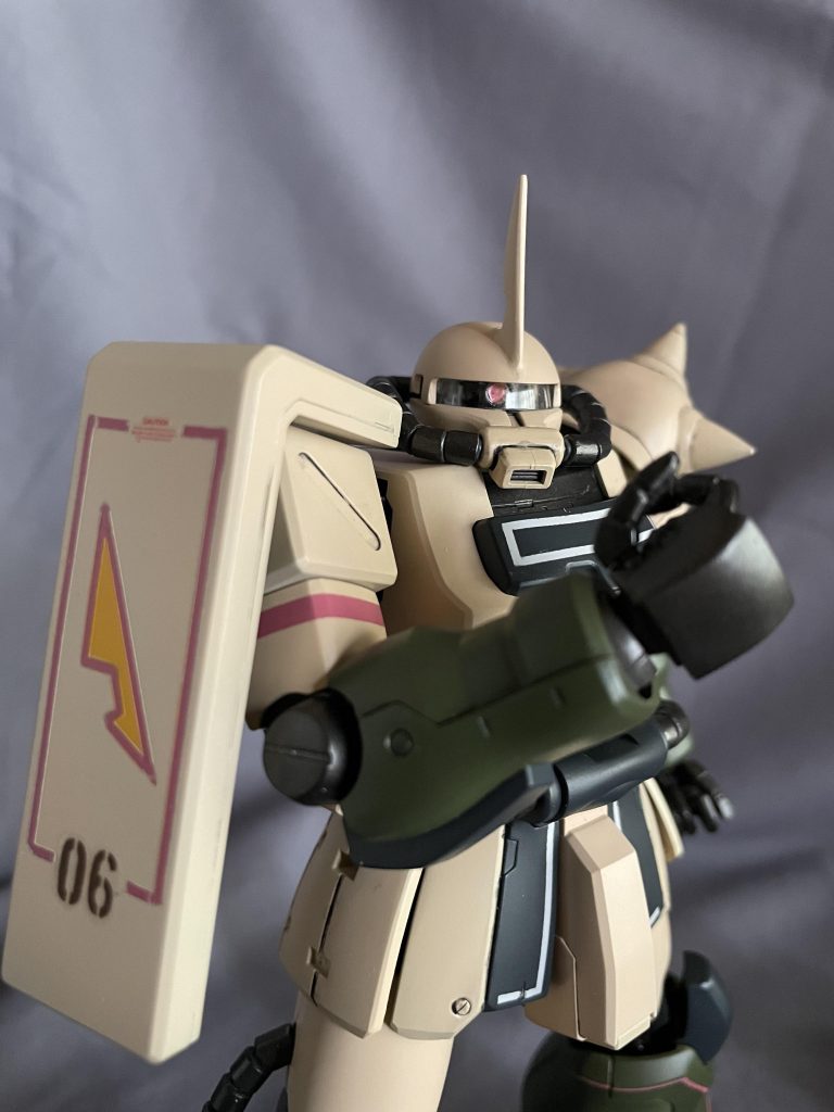 ガンダムデカールも、もはやドコにも売ってないので、リアルタイプデカールを貼りたかったんですが、ネットで1500円…って事で、1mm、2mmのマスキングテープを使って、なんちゃってリアルタイプデカールを塗装で作ってみました