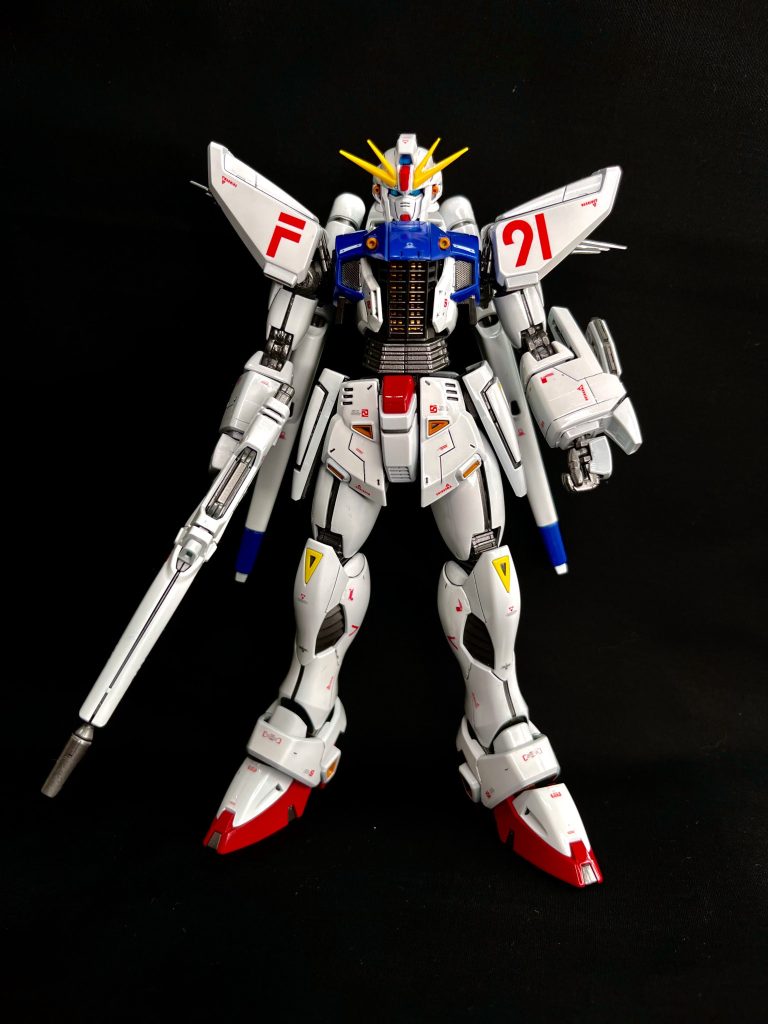 MGは馬面な顔が好きではなかったので、他の方の作例を参考にして変更しました。そのほかはスジボリの追加、金属パーツを追加したりとディテールを盛ってます。