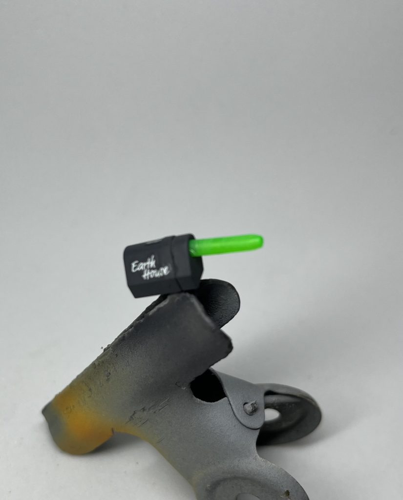 カメラパーツに穴を開け、先述の棒を押し込むと、レンズの出来上がり！