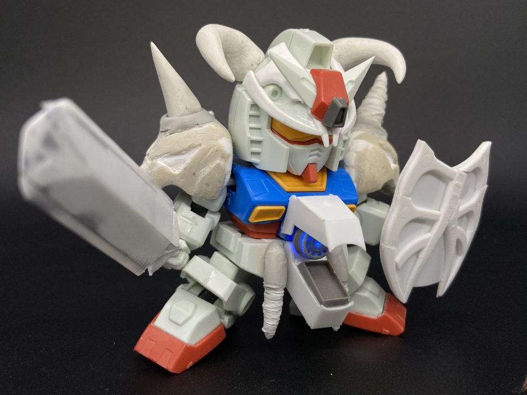 雑にパテを持っていきリューターでガシガシ彫っていきます!1分硬化の超速硬化のパテと、細かいところには1時間硬化のパテを使い分け。各所のツノは彫刻するにはしんどいので、伸ばしランナーをぐるぐる巻いて接着💫途中で切れたりして何度もやり直した、今作一のストレス工程です。笑胸の真ん中や腰あたりは、丸、角のバーニアや戦車の転輪なんかも使ってます。