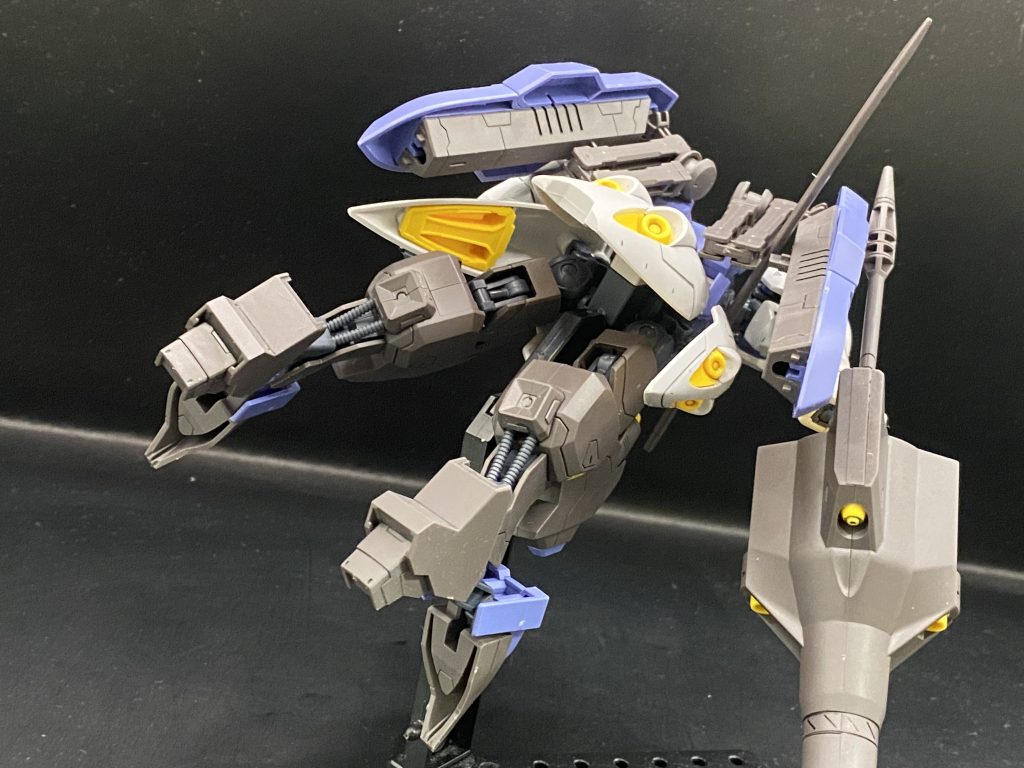 全身を前後からバックパックはほぼ無くてシールドは稼働用のアームで繋がってるだけになります。おかげで全体的にスッキリとした仕上がりになってます。