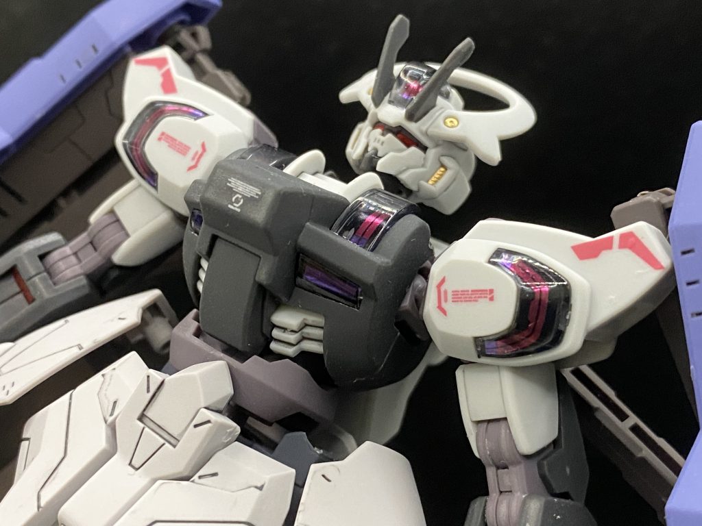 部分塗装にセイラマスオさんの水転写デカール、墨入れにつや消しを吹いてフィニッシュです。改造はシュバルゼッテの胴体にキマリスヴィダールの腰を取り付けれるようにしたぐらいの簡単改造でした!その割には全体的にまとまりは良くて満足感が高い逸品になりました。