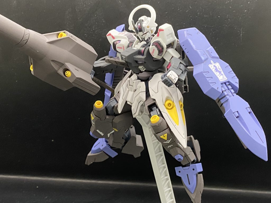 ダインスレイブ発射機構を展開したシールドは長くなるので迫力がかなりアップします!これとドリルランスを構えるだけでかなりの迫力です!